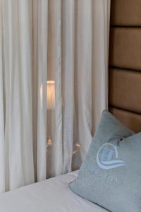 艾尔地平线酒店的枕头坐在窗前的床上