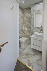 艾尔地平线酒店的浴室配有白色卫生间和盥洗盆。