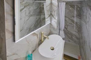 艾尔地平线酒店的白色的浴室设有水槽和镜子