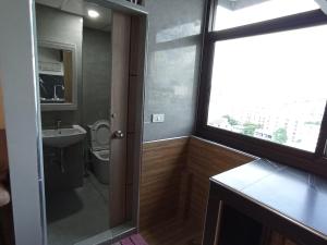 Ban Bang Toei (1)Studio Condo close to MRT on 12 Floor in Hua mak的一间带卫生间、水槽和窗户的浴室