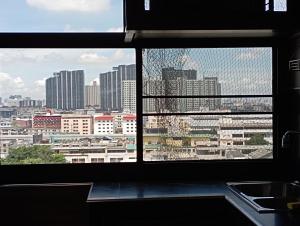 Ban Bang Toei (1)Studio Condo close to MRT on 12 Floor in Hua mak的从窗户可欣赏到城市天际线的景色