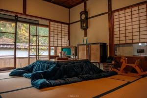 IkunoJapan's oldest remaining company housing的带窗户的客房内设有一张大床的房间