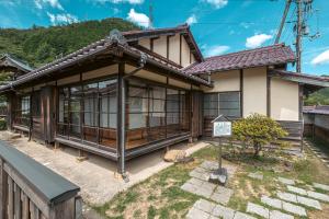 IkunoJapan's oldest remaining company housing的前面有标志的房子