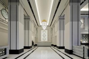 东京KOKO HOTEL Premier Nihonbashi Hamacho的建筑的走廊,有吊灯