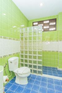 华欣Evergreen boutique Hua Hin的一间带卫生间的浴室和绿色瓷砖墙