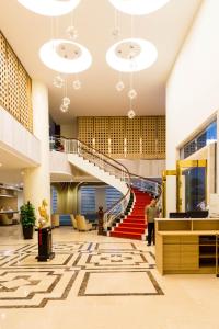 谅山Muong Thanh Luxury Lang Son Hotel的大楼内带楼梯的大堂