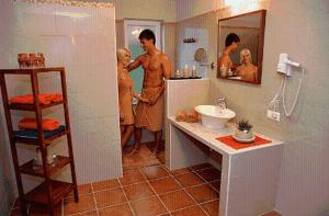 斯皮特安德劳墨西哥庄园酒店的男2女站在浴室里