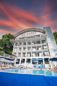 曼努埃尔安东尼奥El Faro Containers Beach Hotel的大型酒店前方设有游泳池