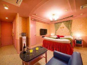 神户图库情趣酒店（仅限成人）的酒店客房,配有床和沙发