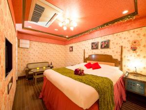 神户图库情趣酒店（仅限成人）的一间卧室,卧室内配有一张大床