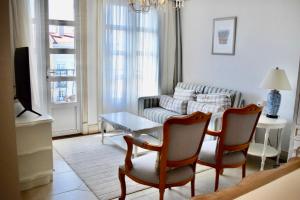 弗洛里亚诺波利斯Il Campanario - Cobertura的客厅配有沙发和桌椅