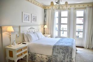 弗洛里亚诺波利斯Il Campanario - Cobertura的卧室配有白色的床和吊灯。