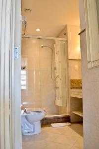 弗洛里亚诺波利斯Il Campanario - Cobertura的浴室配有白色卫生间和淋浴。