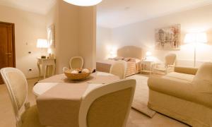 佛罗伦萨迈凯实蓬腾南尼公寓的一间带桌子和沙发的客厅以及一间卧室