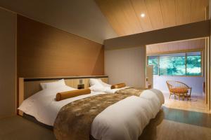 忍野村八海 木花館的一间设有两张床和窗户的大卧室