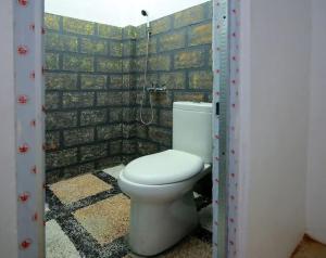 明古鲁省RedDoorz Syariah near Universitas Bengkulu的砖墙内带卫生间的浴室