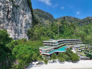 皮皮岛Phi Phi Cliff Beach Resort-SHA Plus的山边海滩上的酒店