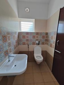 迈索尔Lishan Apartment的一间带卫生间和水槽的浴室
