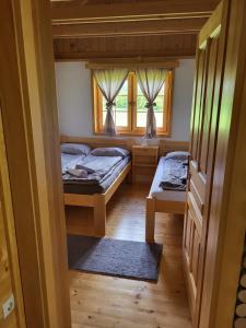 比哈奇Wooden House Ripac的一间卧室设有两张床和窗户。