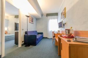 佩斯卡塞罗利普利穆拉公寓酒店的酒店客房带蓝色椅子和一间卧室