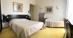胡安莱潘德米莫萨酒店的一间酒店客房,房间内设有两张床