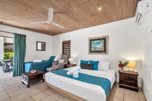 米申海滩密西海滨酒店的一间带大床的卧室和一间客厅