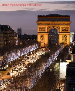 圣但尼SAINT DENIS PARIS STADE de FRANCE DISNEY的建筑物前有一堆灯的街道