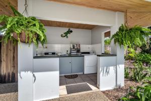 米申海滩密西海滨酒店的户外厨房配有白色家电和植物