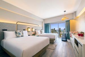 加拉班塞班岛皇冠假日度假酒店的酒店客房设有两张床和一个阳台。