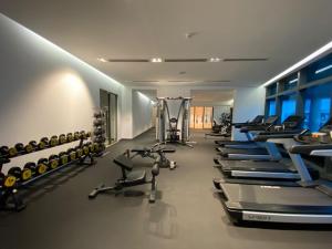 吉隆坡Eaton Residences KLCC by Luna的健身房,配有一排跑步机和机器