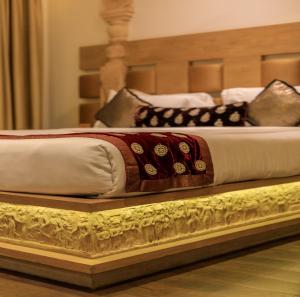 孟买Le Sutra Hotel, Khar, Mumbai的一张位于木平台上的床