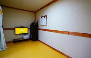 全州市Jeonju Hanok Village Beautiful Garden House的一间位于房间黄色的健身房