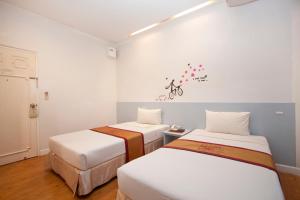 曼谷China Town Hotel - SHA Plus Certified的白色墙壁客房的两张床