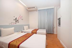 曼谷China Town Hotel - SHA Plus Certified的一间酒店客房,设有两张床和电视