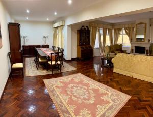 蓬塔德尔加达DMCharme的客厅配有桌子和沙发