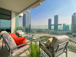 迪拜HiGuests - Spacious Apt Near Zabeel Park With Panoramic Views的市景阳台