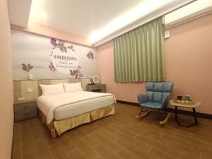 竹山怡然自得-智能主題民宿的配有一张床和一把椅子的酒店客房