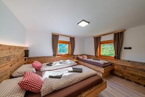 伊特尔Sonnentalhof的带2扇窗户的客房内的2张床