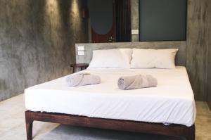 奥斯洛布Pobla Hotel的一张带白色床单的床和两个枕头