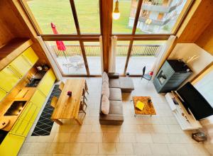 上盖斯特尔恩Chalet Breithorn- Perfect for Holiday with Amazing View!的客厅享有高空美景,配有沙发和桌子