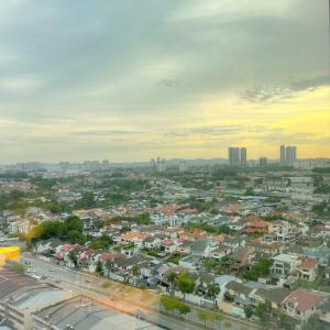 八打灵再也Atria Sofo Suites - Petaling Jaya的享有拥有房屋和建筑的城市美景