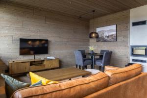 奥耶Mosetertoppen Skiline - Hafjell Ski Resort的客厅配有沙发和桌子