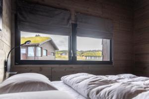 奥耶Mosetertoppen Skiline - Hafjell Ski Resort的一间卧室设有2个窗户,配有床和1间房子