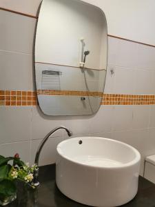 高兰De​ Lanta place的浴室设有白色水槽和镜子