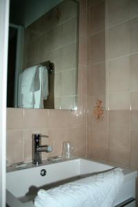 巴里吉斯卡斯特德艾雅酒店的一间带水槽和镜子的浴室