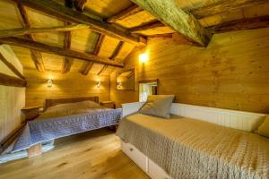 ChorancheL'Echappée en Vercors的小木屋内一间卧室,配有两张床