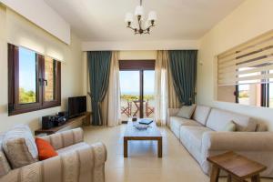 RoúpaiFamily villa, Fantastic views, Private pool, Free laptop 1的客厅配有沙发和桌子