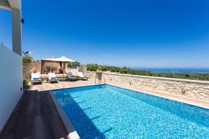RoúpaiFamily villa, Fantastic views, Private pool, Free laptop 1的海景游泳池