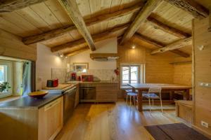 ChorancheL'Echappée en Vercors的厨房设有木制天花板和木桌