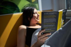 慕尼黑巴迪酒店的女人坐下来读书